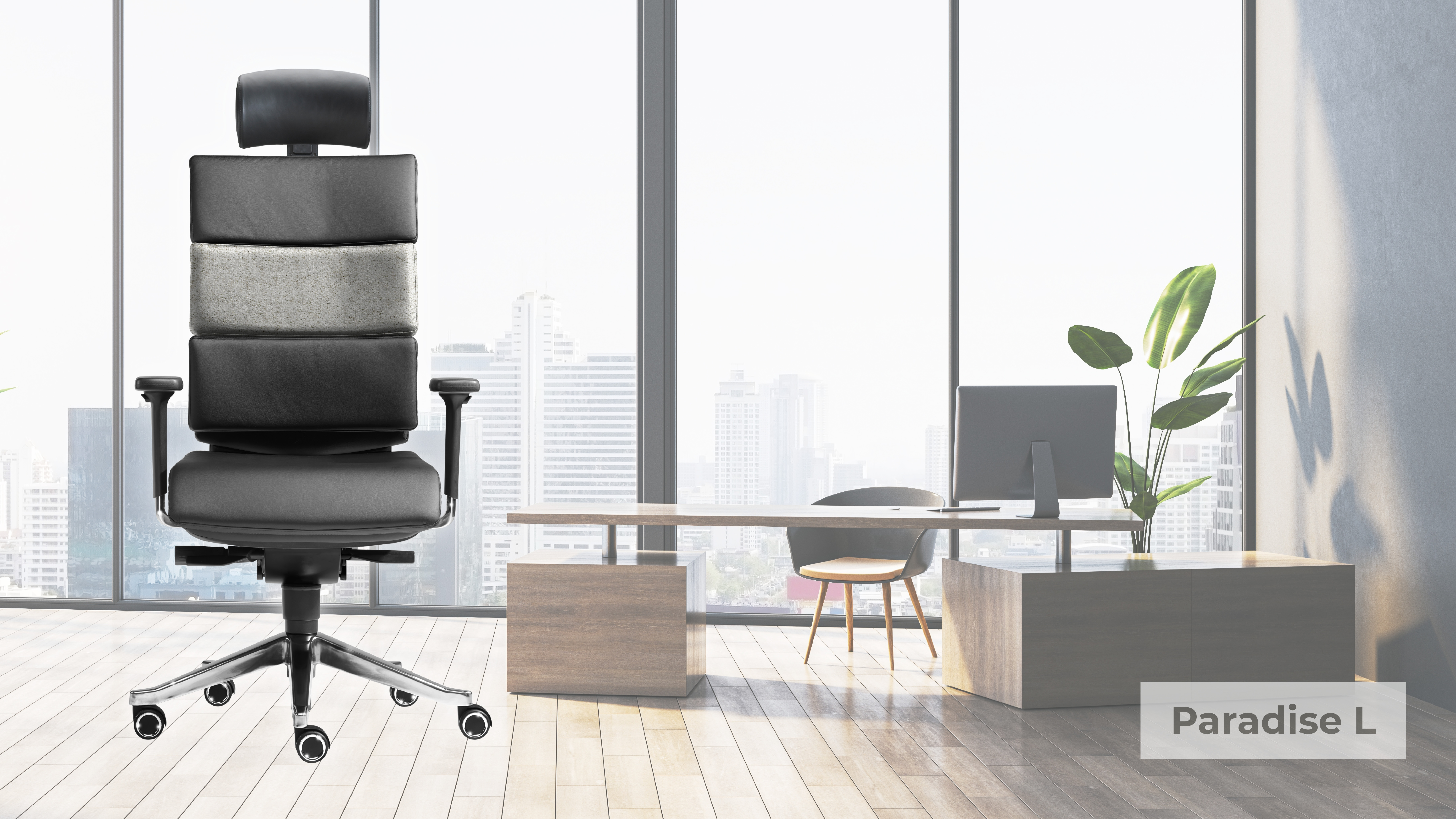 Schwarzer Bürostuhl in modernem Büro mit Schreibtisch und heller Fensterfront